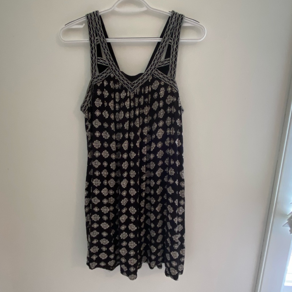 American eagle black and white pattern shift dress